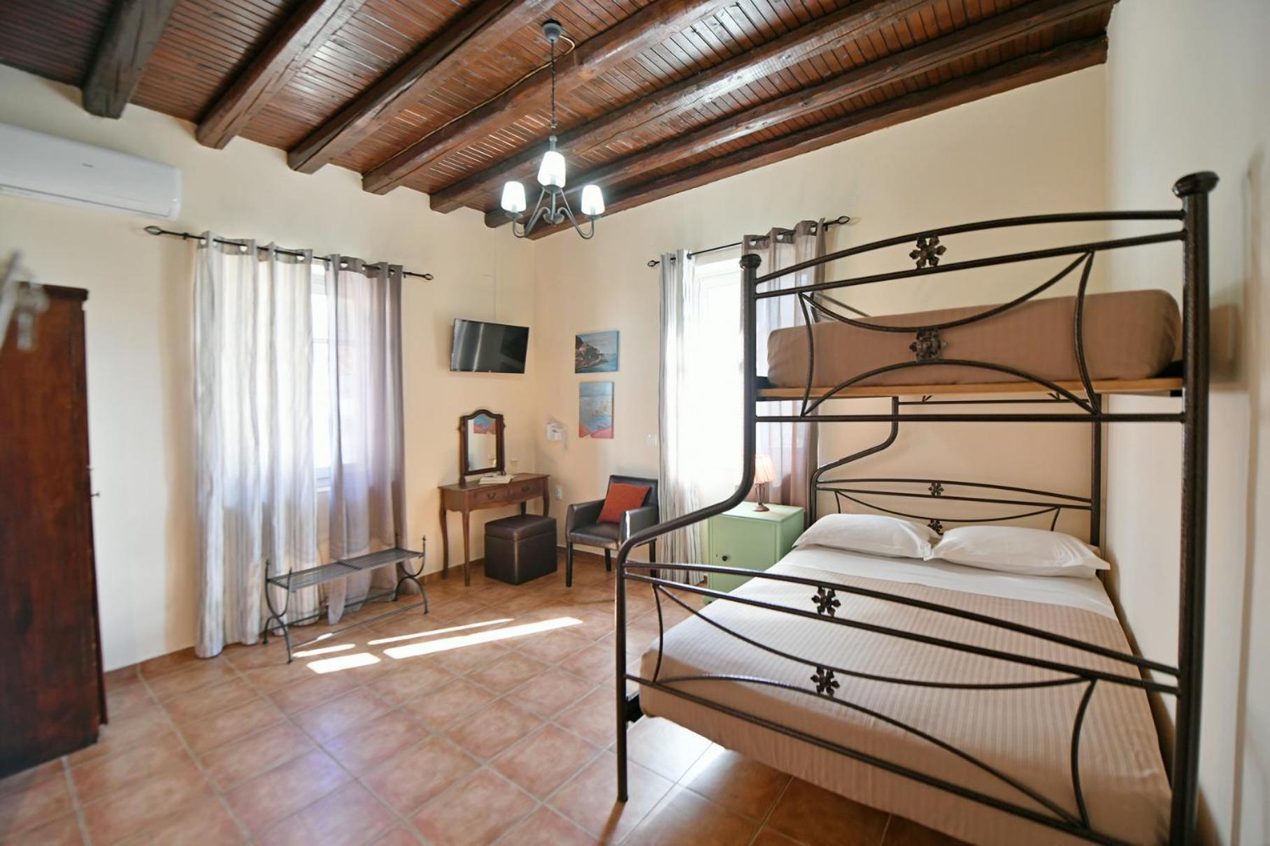 Athina Guesthouse Хидра Екстериор снимка